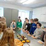 Uczniowie szkół podstawowych na panelach edukacyjnych 15