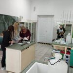 Uczniowie podczas zajęć z chemii2
