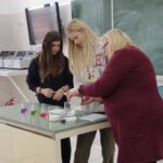 Uczniowie podczas zajęć z chemii4
