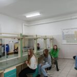 Uczniowie podczas zajęć z chemii7