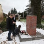 Składanie kwiatów i zniczy pod pomnikiem W. Witosa2