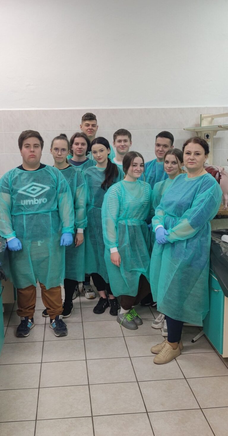 Uczniowie w trakcie szkolenia zawodowego techników weterynarii 4