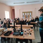 Uczniowie podczas zajęć z drukarką 3D2