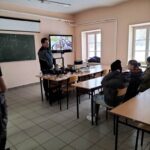 Uczniowie podczas zajęć z drukarką 3D4