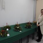 Uczniowie z pracami 7