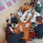 Uczniowie podczas zajęć z żywienia5