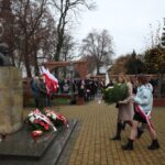 Złożenie kwiatów przed pomnikiem Marszałka2