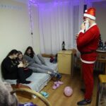 Mikołaj z uczniami w pokoju9