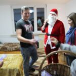 Mikołaj z uczniami w pokoju8