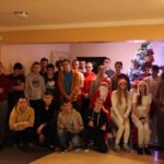 Zdjęcie grupowe z Mikołajem na tle choinki9