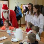 Przedszkolaki podczas dekorowania pierników10