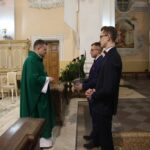 Uczniowie z o. Marcinem Oparcikiem