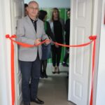 Pan Dyrektor ZSCKR podczas przecinania wstęgi