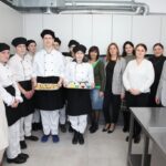 Uczestnicy oficjalnego otwarcia z uczniami