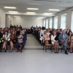 Uczniowie w czasie uroczystość pożegnania absolwentów 6