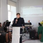 Uczniowie w czasie uroczystość pożegnania absolwentów 3