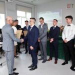 Uczniowie w czasie uroczystość pożegnania absolwentów 31