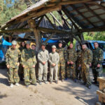 Uczniowie biorący udział w paintball