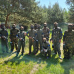 Uczniowie biorący udział w paintball2
