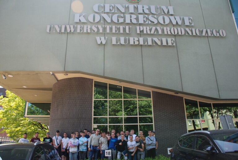 Uczniowie ZSCKR pod Uniwersytetem Przyrodniczym