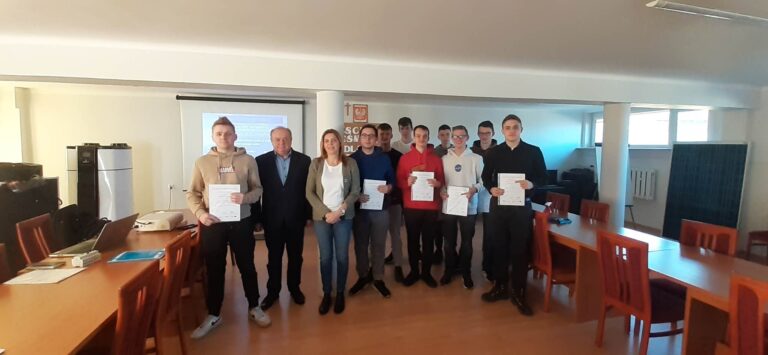 Uczniowie z panią Wice Dyrektor i Prowadzącym Kursy