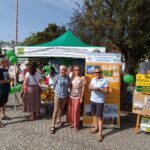 Goście i odwiedzający stoisko ZSCKR