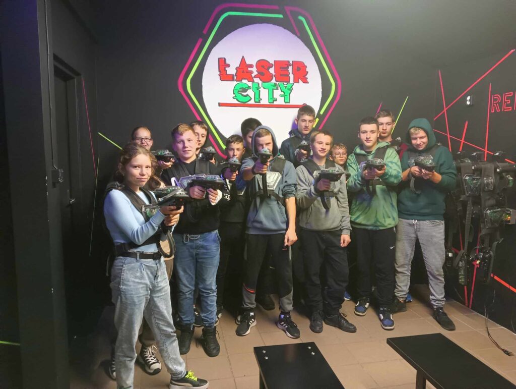 Uczniowie w Laser City