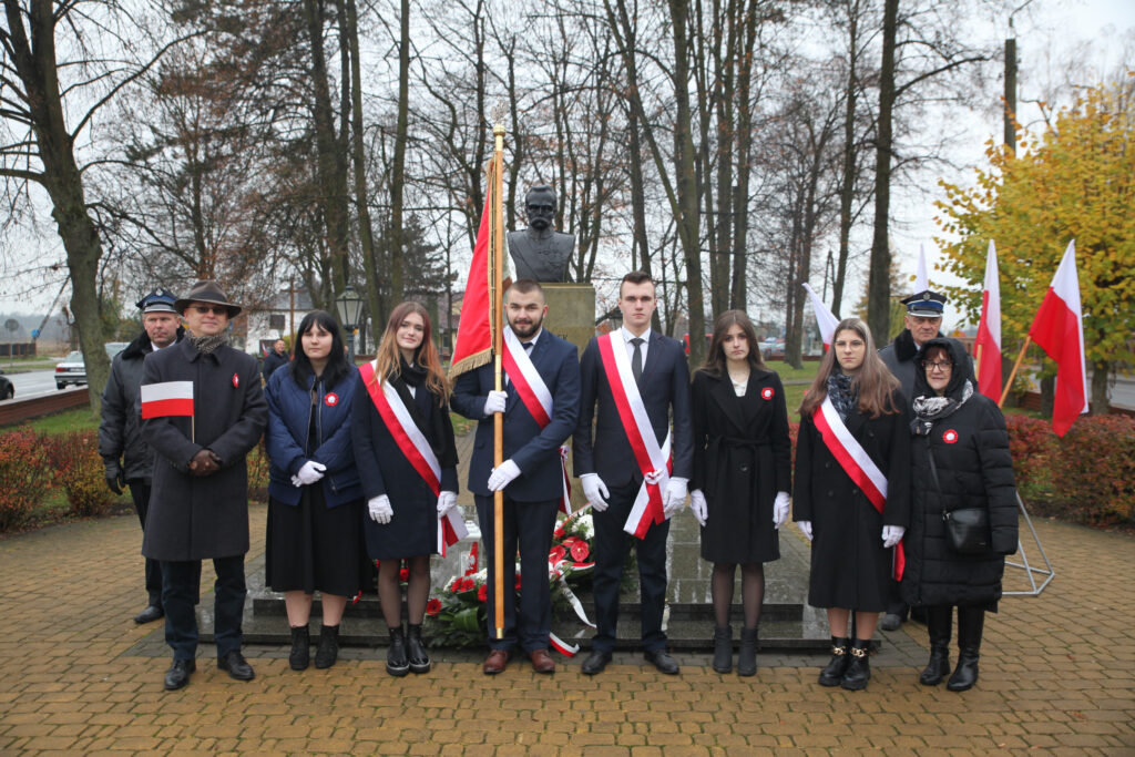 Dyrektor z uczniami i nauczycielami ZSCKR