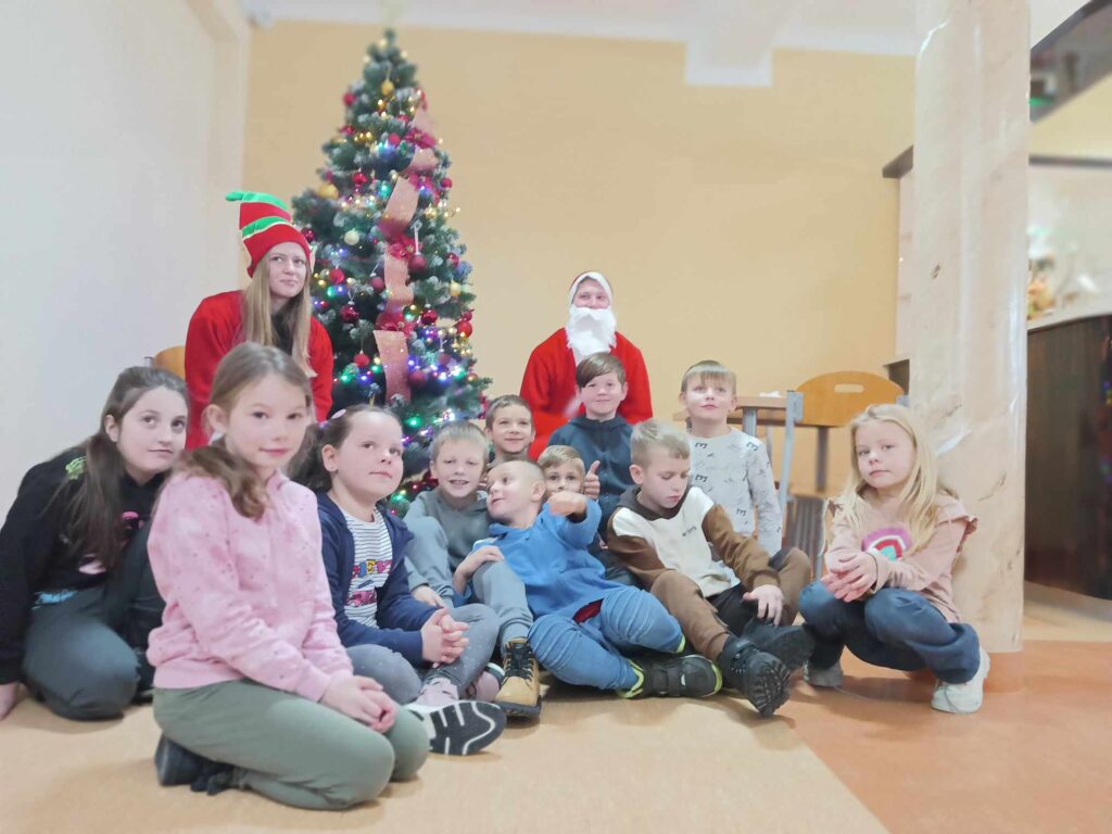 Przedszkolaki z Mikołajem