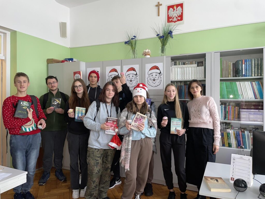 Uczniowie z bibliotekarką podczas akcji