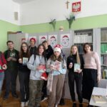 Uczniowie z bibliotekarką podczas akcji