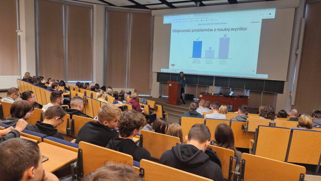 Uczniowie podczas zajęć teoretycznych