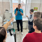 Uczniowie podczas zajęć z weterynarii3
