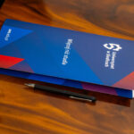 Teczka z dokumentami i długopisy gotowe do podpisu