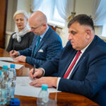 Panowie podczas podpisania2