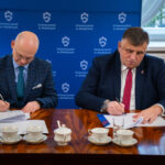 Panowie podczas podpisania3