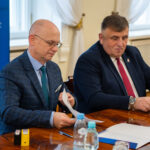 Panowie podczas podpisania4