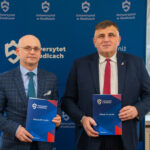 Pan Dyrektor i Pan Rektor z podpisanymi dokumentami