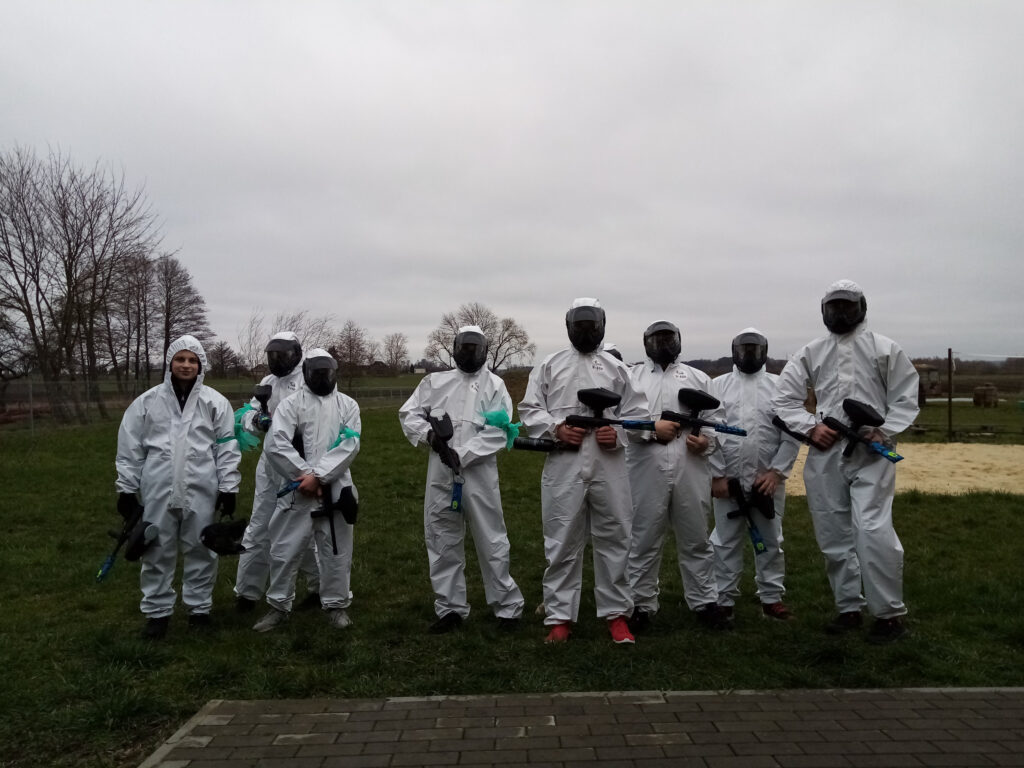Uczniowie w strojach do paintball
