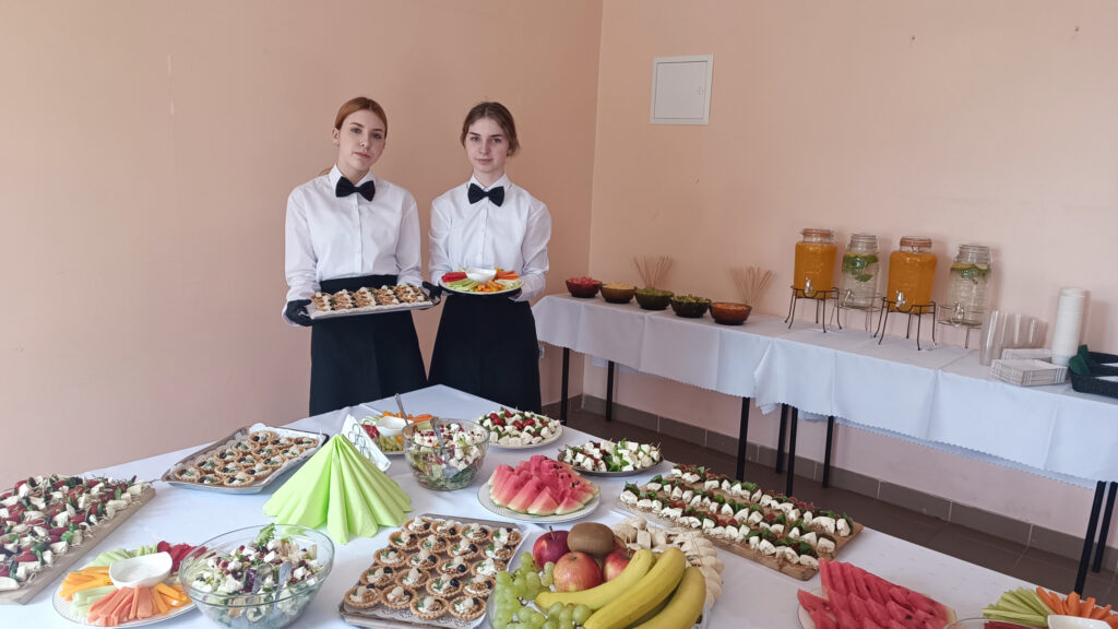 Uczennice serwujące dania