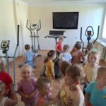 Przedszkolaki w sali fitness w internacie