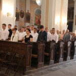 Uczniowie z nauczycielami podczas Mszy Św.