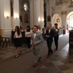 Procesja uczniów z darami