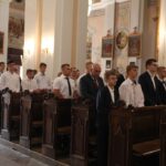 Uczniowie z nauczycielami podczas Mszy Św. 2