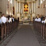 Uczniowie z nauczycielami podczas Mszy Św. 3