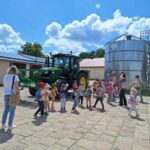 Przedszkolaki podczas zwiedzania szkoły