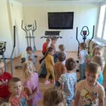 Przedszkolaki w sali fitness w internacie 2