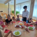 Przedszkolaki z owocami