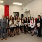 Nagrodzeni uczniowie z Dyrekcją 4