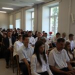 Uczniowie i nauczyciele podczas akademii 2